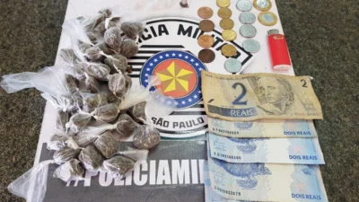 Dois tentam fugir da PM e acabam presos com drogas