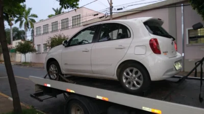 Veículo furtado é localizado abandonado na Rua Campos Sales