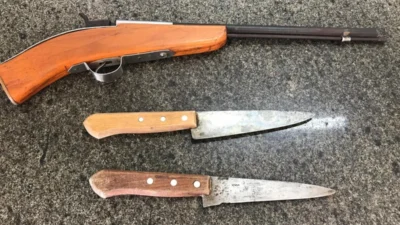 PM é acionada por violência doméstica e apreende arma de fogo, além de facas