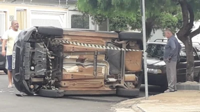 Carro capota na Rua José de Moraes