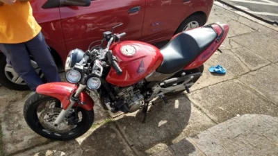 Jovem é detido com drogas e uma ‘Hornet’ após fugir da GM e cair