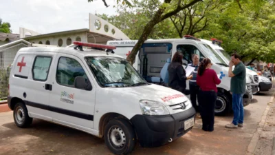 Prefeito faz entrega oficial de mais 4 novas ambulâncias para a Secretaria