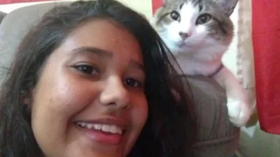 Adryeni e seu gatinho Michel