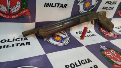 Arma de fogo e munições são apreendidas com dois suspeitos