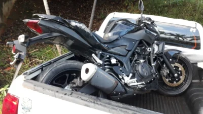 Caminhonete e moto roubadas são localizadas