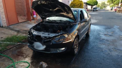 Veículo pega fogo em movimento