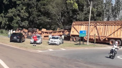 Caminhão carregado tomba no trevo da Usina Ester