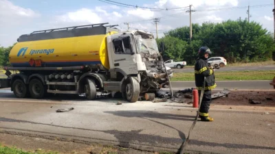 Acidente entre caminhões interdita a Rodovia
