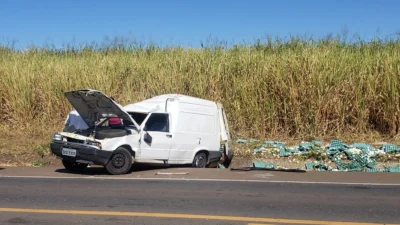 Após pneu furar, Fiorino carregada de ovos se envolve em acidente na Rodovia