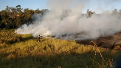 Três focos de incêndio, em um único dia, tomam as residências de Cosmópolis de fumaça