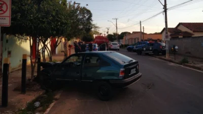 Carro perde o controle na ‘entrada’ da cidade e colide contra barras de aço