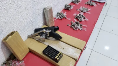 Arma, munição e grande quantidade de drogas são localizadas em barraco
