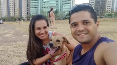 Caroline, seu esposo Riocemar e seu xodó Anitta