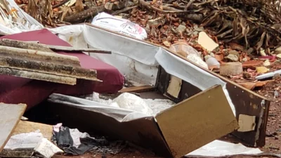 Caixão é abandonado em terreno baldio