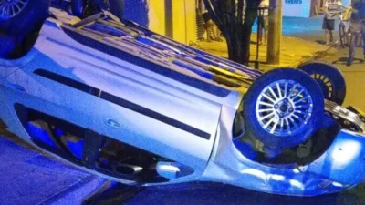 Veículo capota na Rua Santo Rizzo