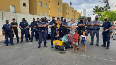 Menino de 4 anos ganha presente das forças policiais