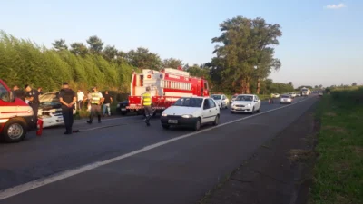 Acidente grave deixa família ferida após capotamento