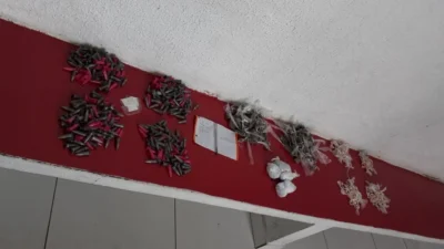 Polícia Municipal faz apreensão de drogas jogadas em telhado