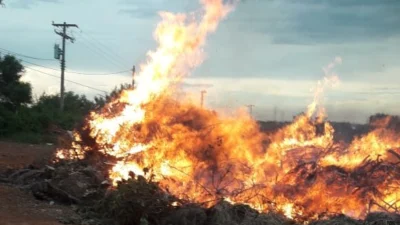 Defesa Civil utiliza 5 caminhões de água para combater incêndio em Cosmópolis