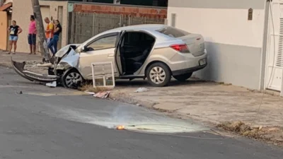 Carro desgovernado bate em poste de energia e derruba duas lixeiras
