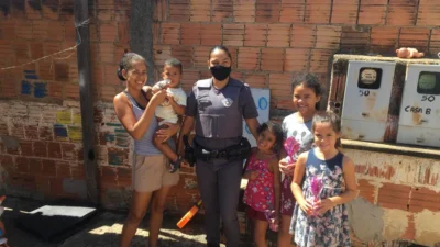 Polícia Militar distribui ovos de chocolate para crianças nas comunidades