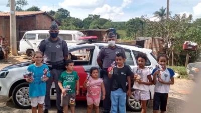 Polícia Militar distribui ovos de chocolate para crianças nas comunidades