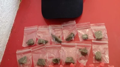 Indivíduo percebe a viatura, dispensa as drogas e foge