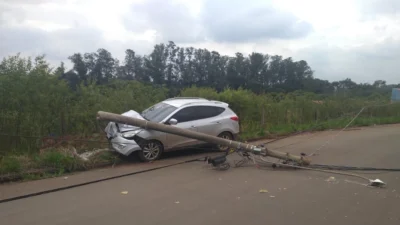 Carro bate em poste na Avenida Marginal