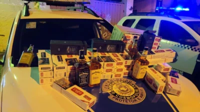 Homem com cigarros e whisky falsificados é levado para a Delegacia Federal