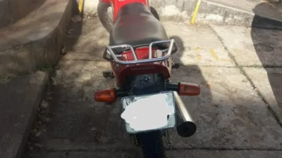 Indivíduo sem CNH dirige moto com emplacamento adulterado