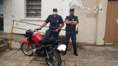Indivíduo foge de viatura com moto adulterada