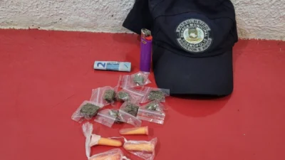 Mulher esconde pinos de cocaína na boca