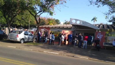 Pessoas da faixa etária de 50 a 59 relatam emoção ao serem vacinadas