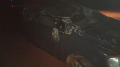Técnica em Enfermagem se perde, bate em barranco e capota carro