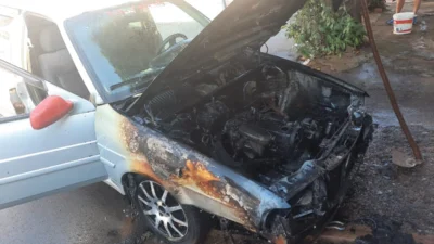 Carro pega fogo dentro de garagem