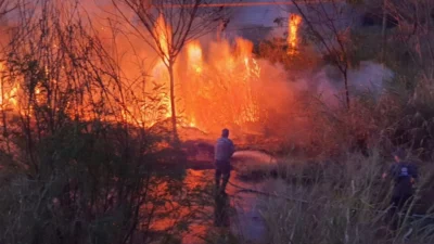 Defesa Civil combate incêndio de grandes proporções próximo ao Ginásio