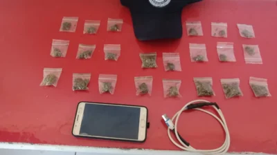 Entorpecentes são localizados embaixo de balde de lixo