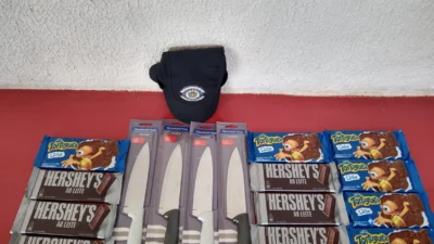 Homem é preso após furtar chocolates e facas em loja de variedades