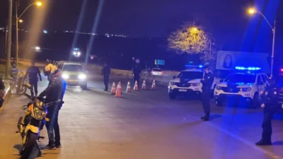 Polícia Municipal faz bloqueio na entrada principal da cidade