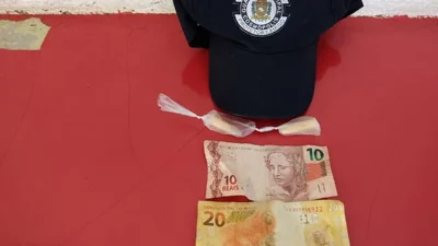Adolescente dispensa drogas ao ver viatura