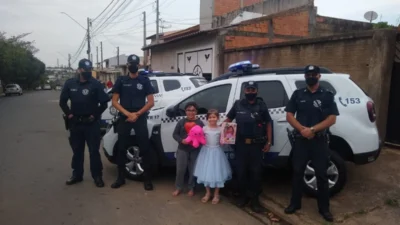 Menina de 7 anos recebe visita da Polícia Municipal em festa de aniversário