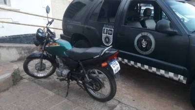 Moto com placa artesanal é apreendida