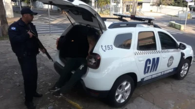 Acusado de tráfico de entorpecentes é detido após fugir por córrego