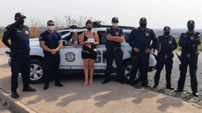 Alice faz 5 anos e ganha bolo da Polícia Municipal
