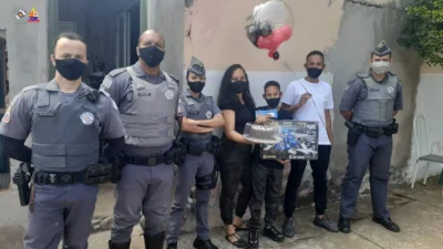 Henry comemora 10 anos e ganha visita surpresa da Polícia Militar