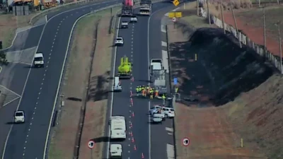 Caminhão com carga de plástico pega fogo na SP 332