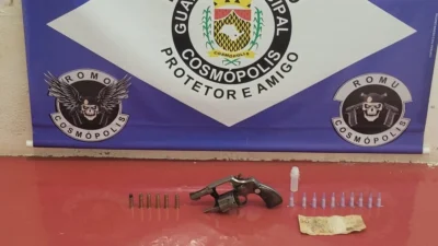 Acusados de porte de arma e entorpecentes são levados para a Delegacia
