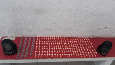 Cocaína e maconha são localizadas em cima de telhado