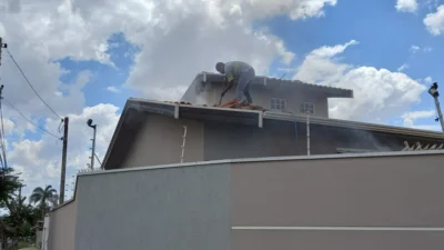 Fiação de telhado de casa pega fogo na Vila Kalil