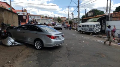 Motorista se perde, bate em Kombi, abandona veículo e foge